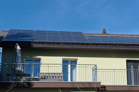 Fertige Photovoltaik-Anlage auf dem Dach