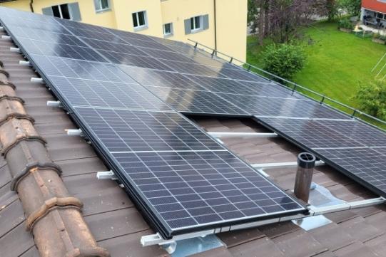 Fertige Photovoltaik-Anlage auf dem Dach