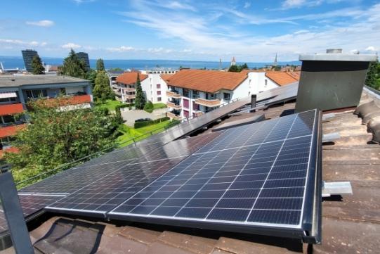 Fertige Photovoltaik-Anlage auf dem Dach