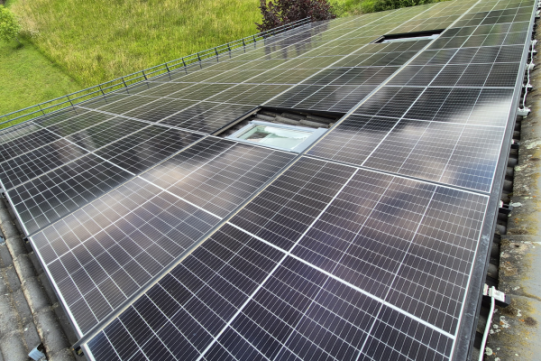 Seitenansicht neue Photovoltaikanlage