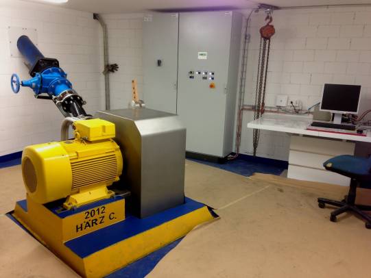 Wasserkraftwerk im neu erbauten Technikraum