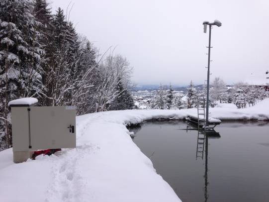 Weiher im Stumpenberg mit Steuerkasten und Überwachungskameras
